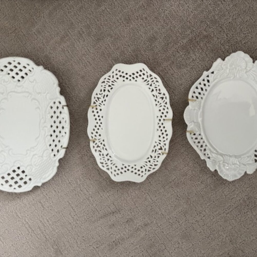 Two's Company White Victoria Cutout Lattice Wall Plate Decorative - 3 plates Col